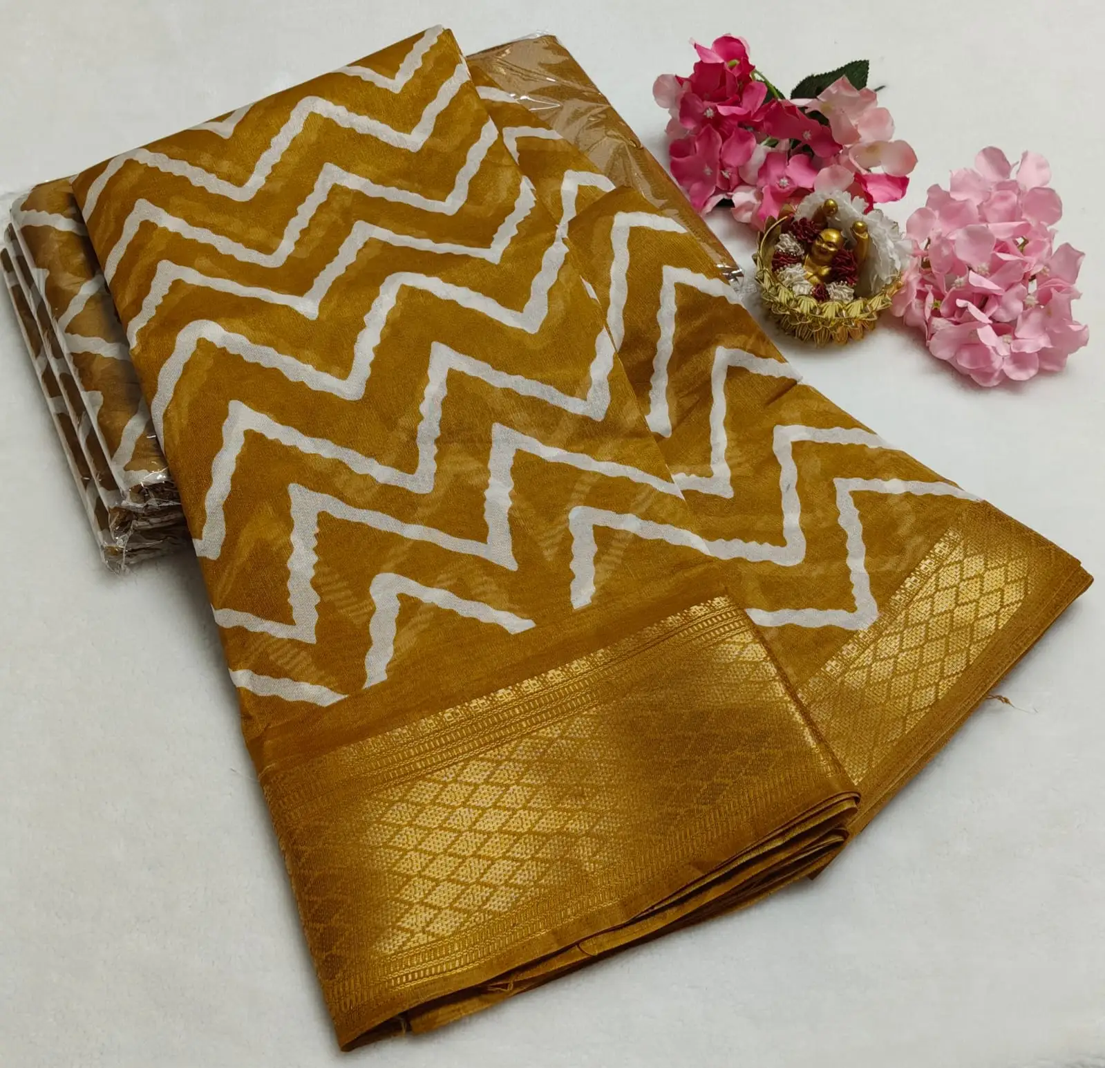 Chevron Wave Banarasi Border Dolla Silk Saree